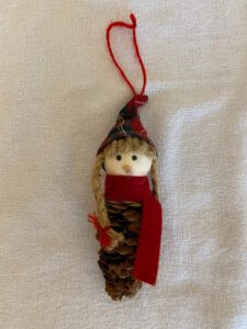 Filzfigur Wichtel auf einem Tannenzapfen 18cm