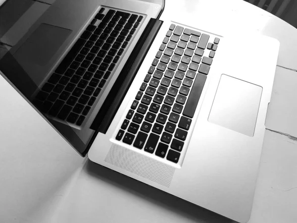 Apple MacBook Pro i7 – Bild 2
